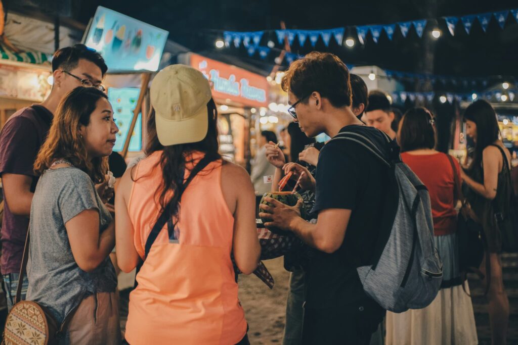 セブ島のナイトマーケット：スグボメルカドでローカルフードを楽しむ20代のグループ