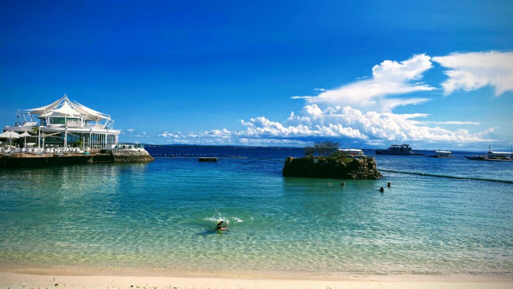 セブ島マクタン島・ラプラプのビーチで子どもが泳ぐ様子