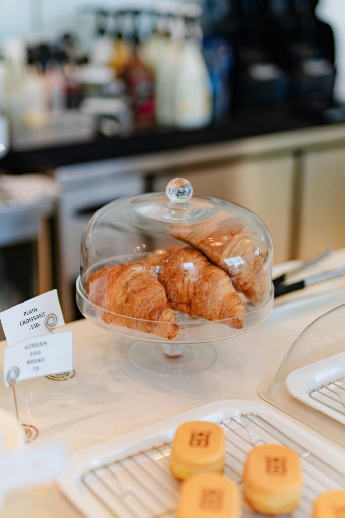 セブ島のカフェに陳列されているクロワッサン