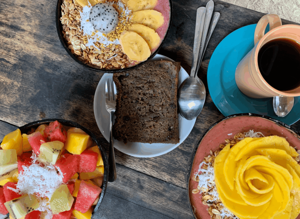 セブ島にあるShaka（シャカ）のカフェで提供される、新鮮なマンゴーやアサイーボウル、フルーツボウルとコーヒー、ケーキの朝食