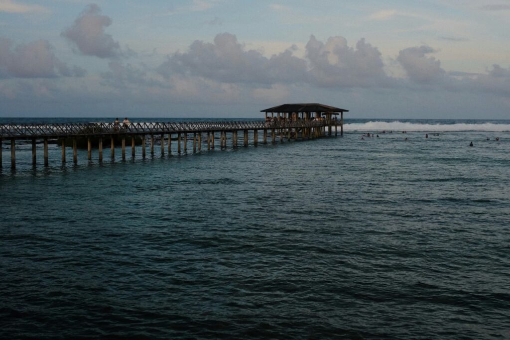 シャルガオ島の夜の通りで観光客を乗せて走るトライシクル。島内の定番移動手段