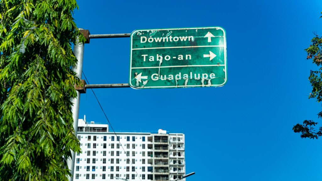 「Downtown」「Tabo-an」「Guadalupe」と書かれたセブ市内の緑色の道路案内標識。