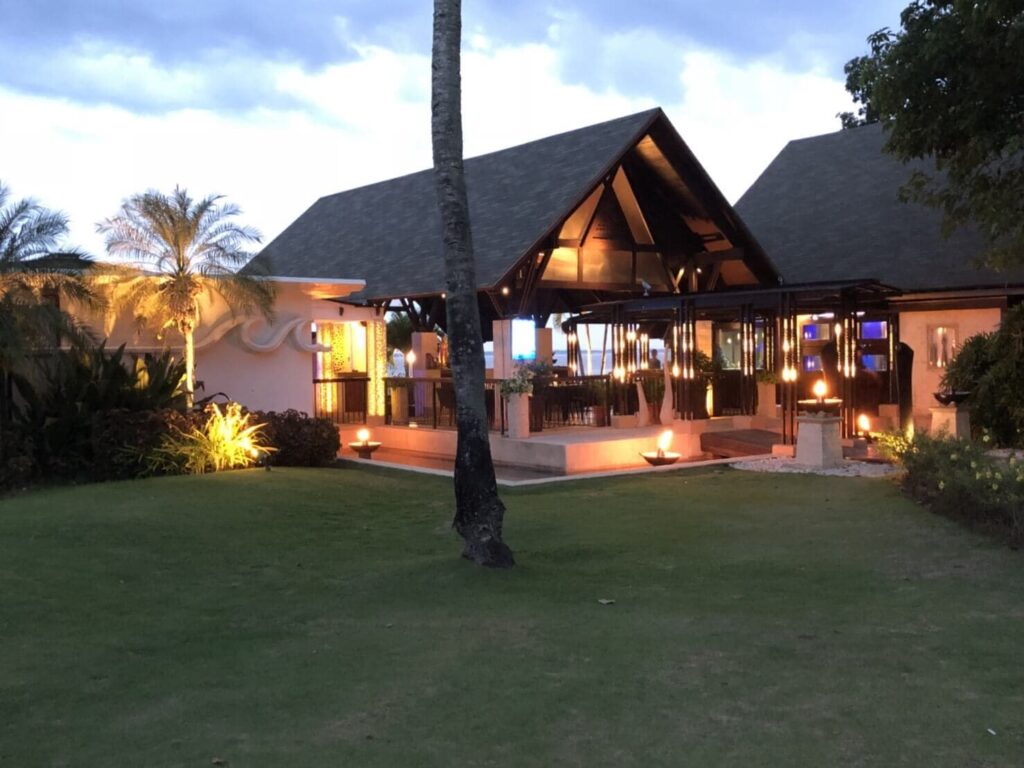 ライトアップされたシャングリ・ラ マクタンの屋外レストランと美しい夕暮れの庭園