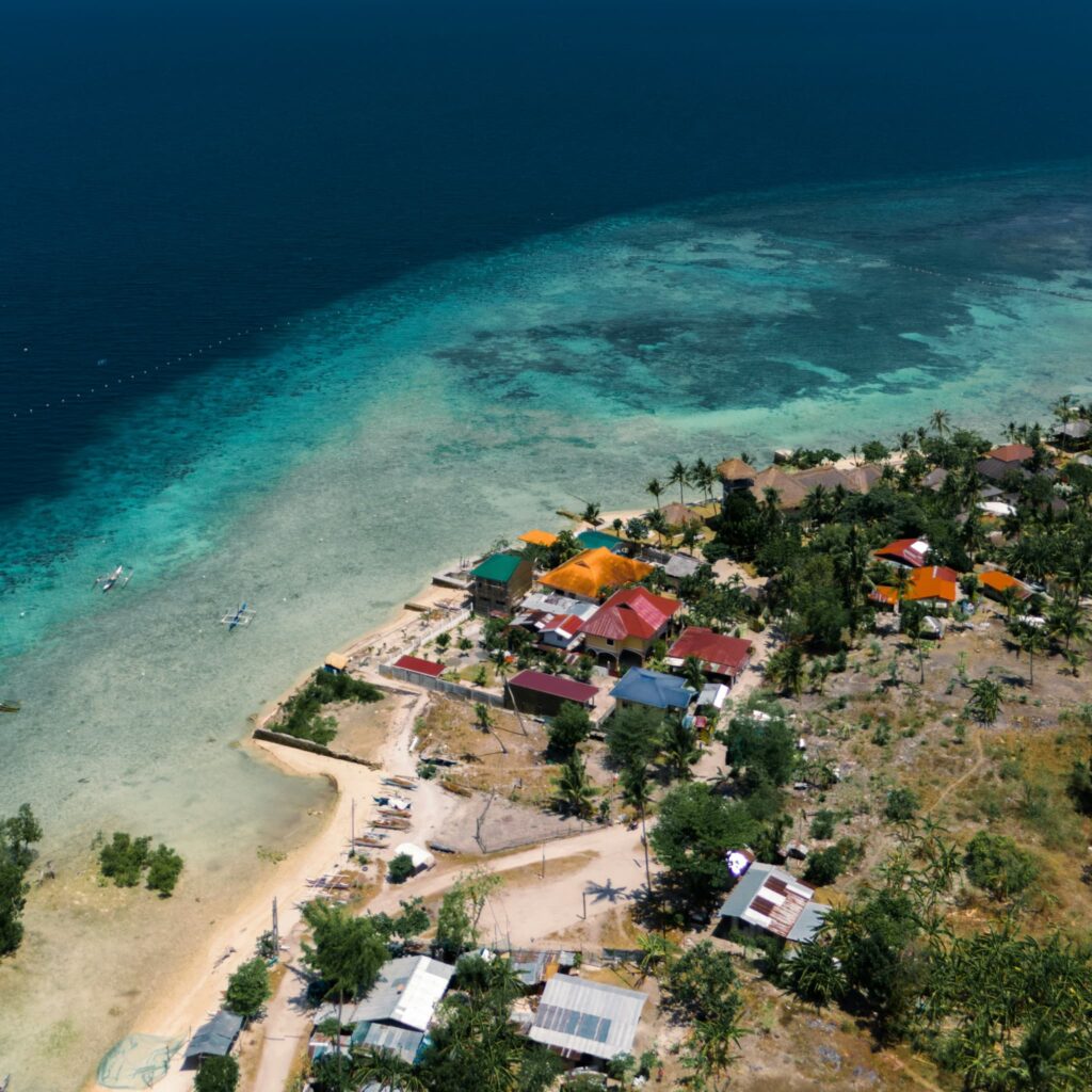 モアルボアル（Moalboal）の町を空から撮影した写真