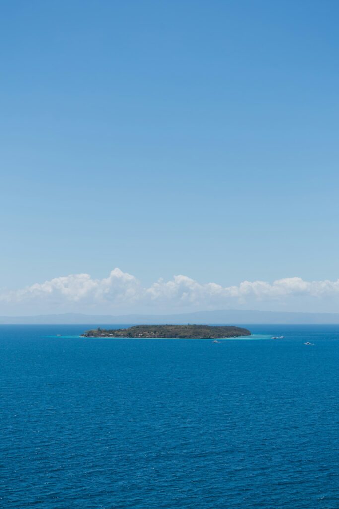 セブ島の青い海に浮かぶ離島の遠景