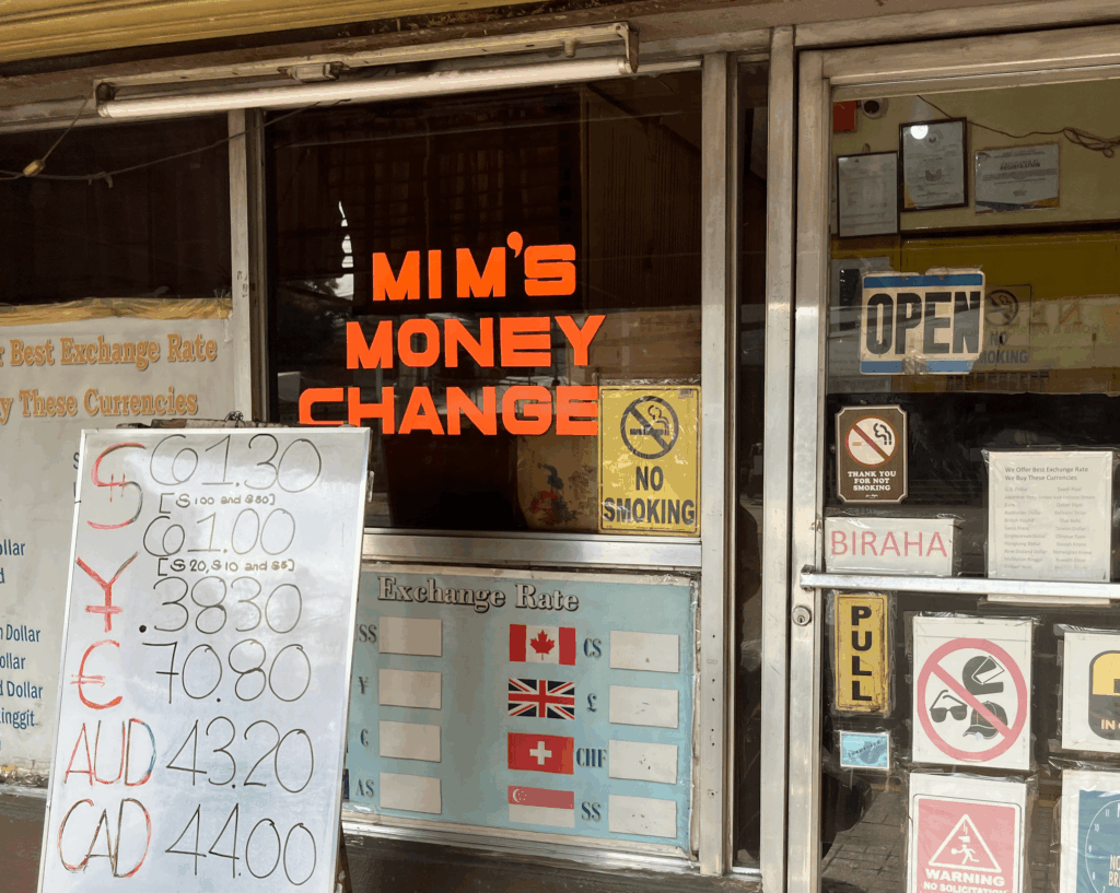 セブ島の路面店「MIM'S MONEY CHANGER」の外観と窓口に置かれた手書きのレート表