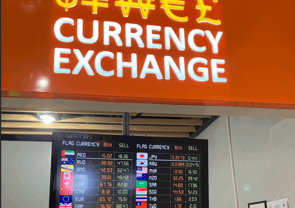 セブ島の国際空港出口にある両替所にある電子ディスプレイの為替レート表（日本円、韓国ウォンなど）