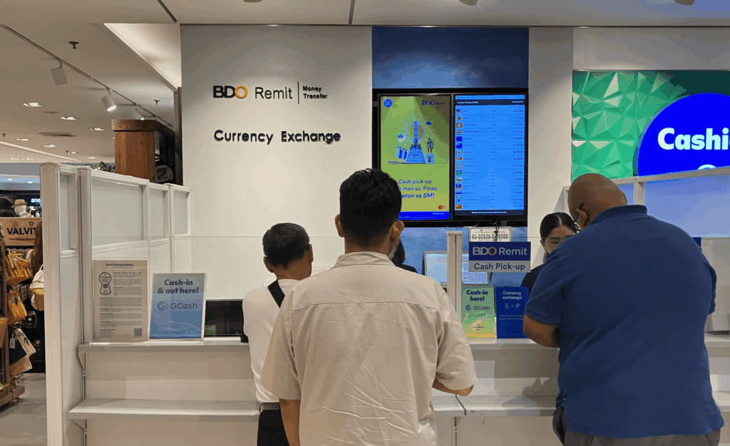 セブ島の「BDO Remit」両替窓口で手続きを待つ人々の列