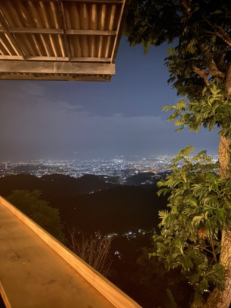 TOPS近くのレストランのテラスから見下ろしたセブシティの夜景