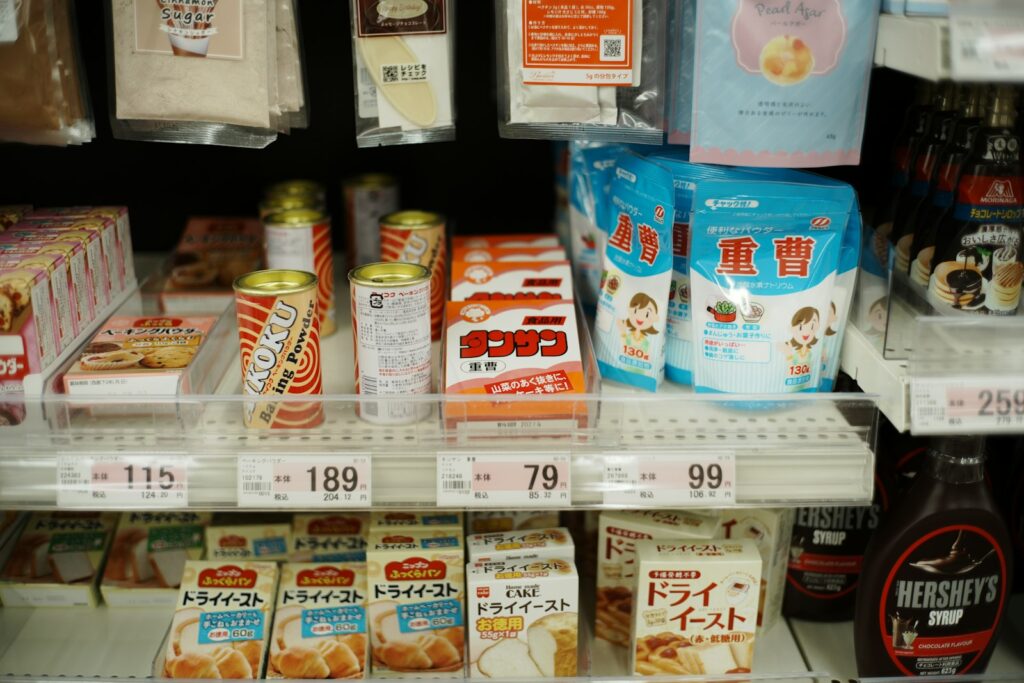 日本の食品や調味料が並ぶ、日本食材を扱う店の棚